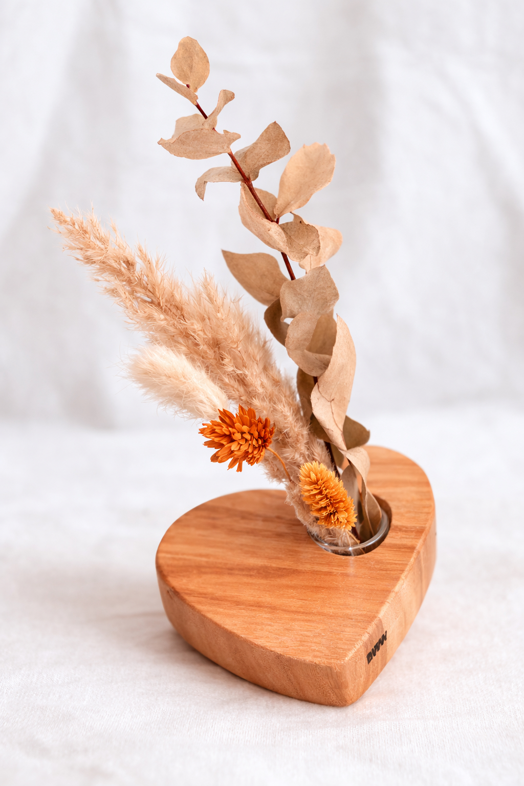 Holzständer in Herzform