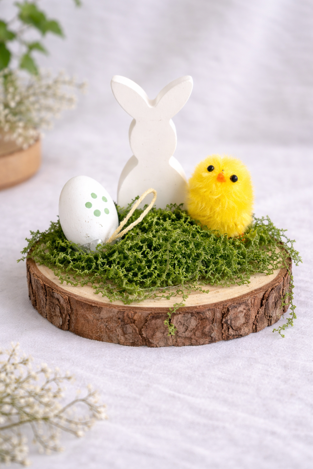 Osterdeko Moosnest auf Baumscheibe