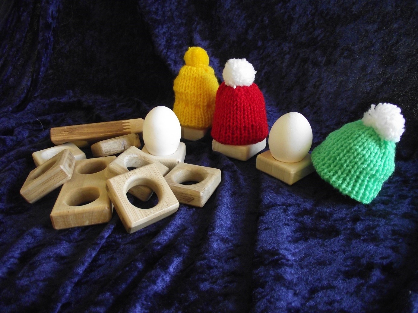 Das Foto zeigt Eierbecher und Eierwärmer