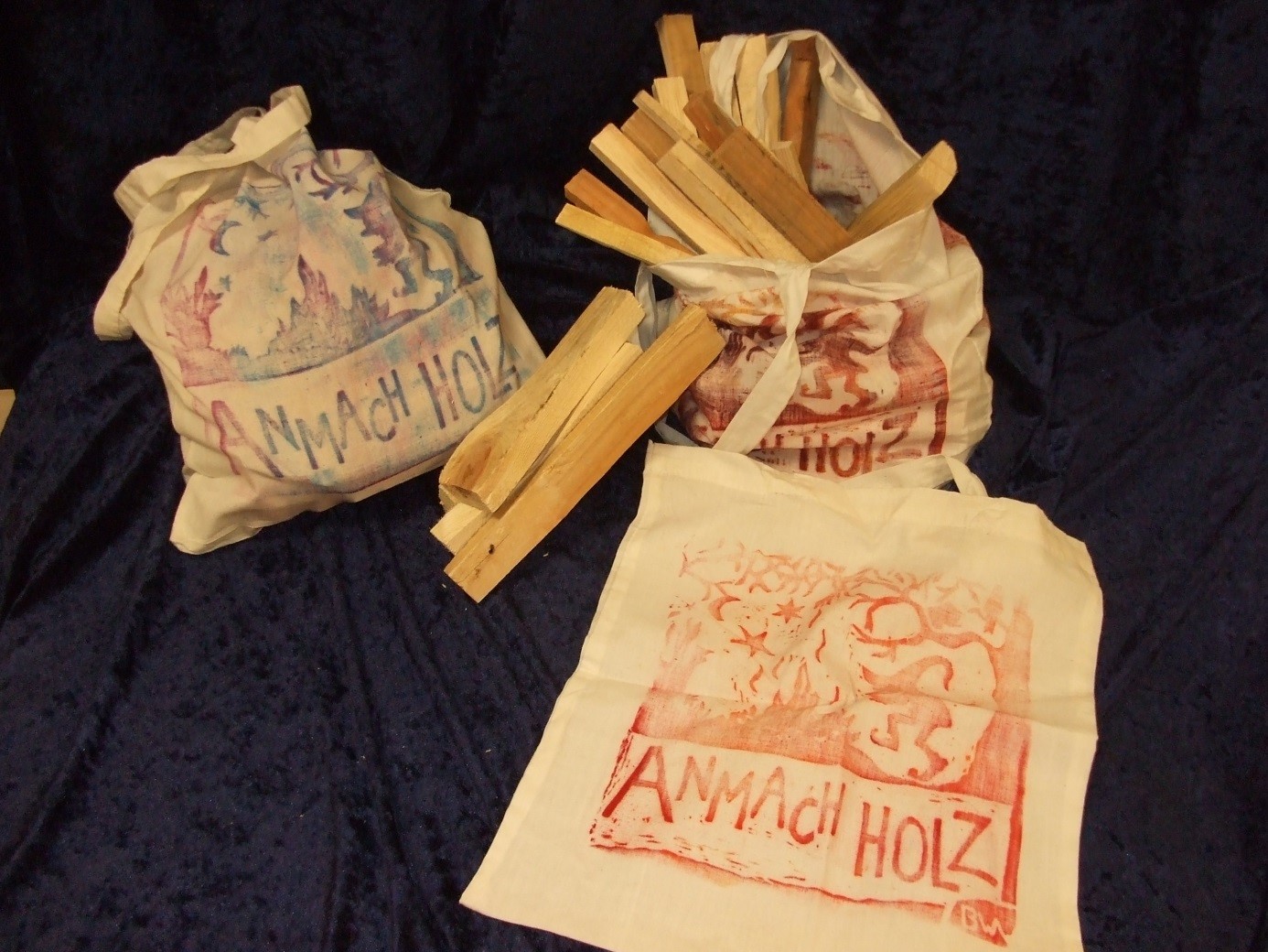 Das Foto zeigt Stofftaschen mit Anmachholz